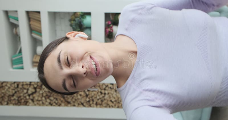 Vidéo pov verticale. une femme joyeuse branchée, vlogger danse et enregistre vidéo vidéo en streaming pour les médias sociaux clips vidéos