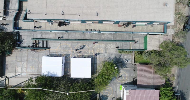 Vidéo réalisée par drone d'un lieu d'élection pour la présidentielle et le congrès au pérou.