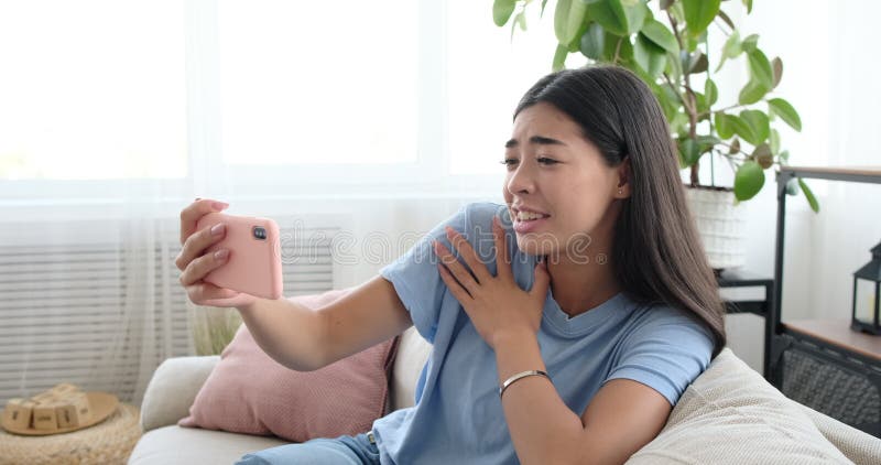 Vidéo stupéfaite de femme provoquant en utilisant le téléphone portable à la maison banque de vidéos