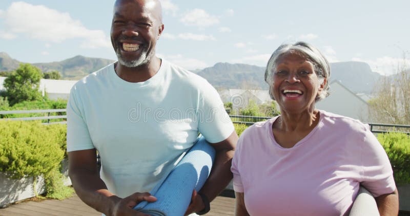 Vidéo verticale d'un couple afro-américain heureux faisant de l'exercice clips vidéos