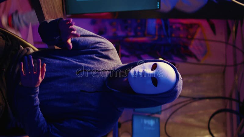 Vidéo verticale masqué hackers film rançon vidéo banque de vidéos