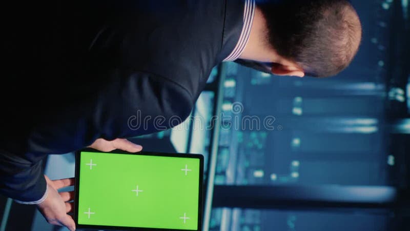 Vidéo verticale : technicien de datacenter tenant une tablette avec écran vert clips vidéos