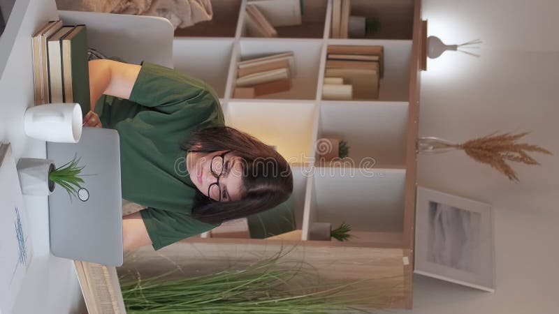 Vidéo verticale travail à distance femme en ligne clips vidéos
