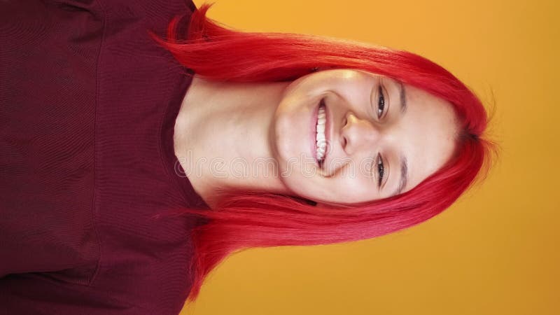 Vidéo verticale visage heureux joyeux mignonne fille souriante banque de vidéos