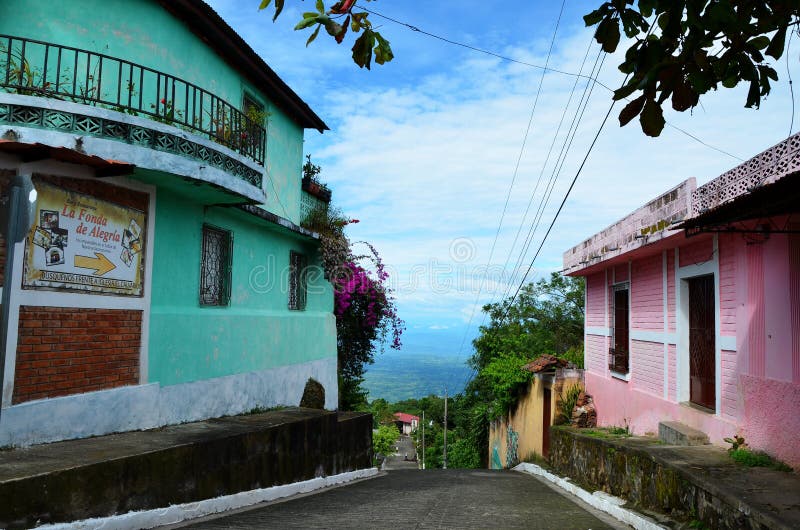 Vie del villaggio di Alegría, El Salvador