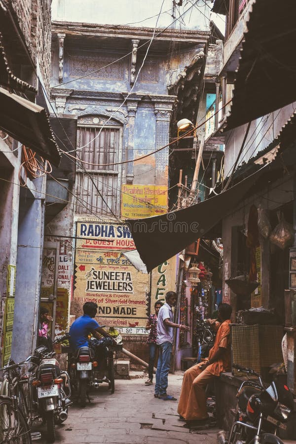 Vie di colori a Varanasi, India immagine stock libera da diritti Vie di colori a Varanasi, India immagine stock libera da diritti