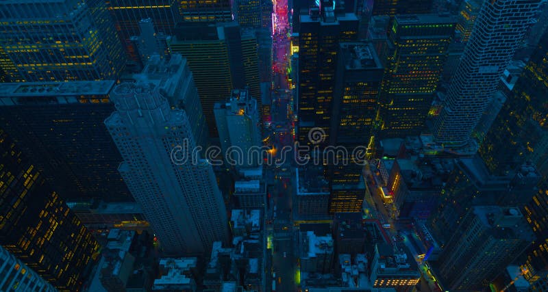 Vie di New York City alla notte Vista aerea all'incrocio del centro di Manhattan Tema dell'America Grande tema di Apple U.S.A. immagine stock libera da diritti Vie di New York City alla notte Vista aerea all'incrocio del centro di Manhattan Tema dell'America Grande tema di Apple U.S.A. immagine stock libera da diritti