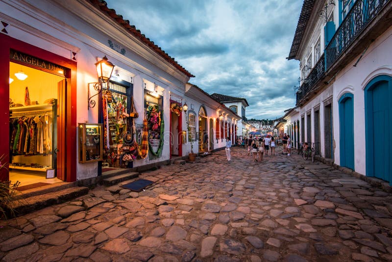 Vie di Paraty Città Vecchia nella sera immagini stock libere da diritti Vie di Paraty Città Vecchia nella sera immagini stock libere da diritti