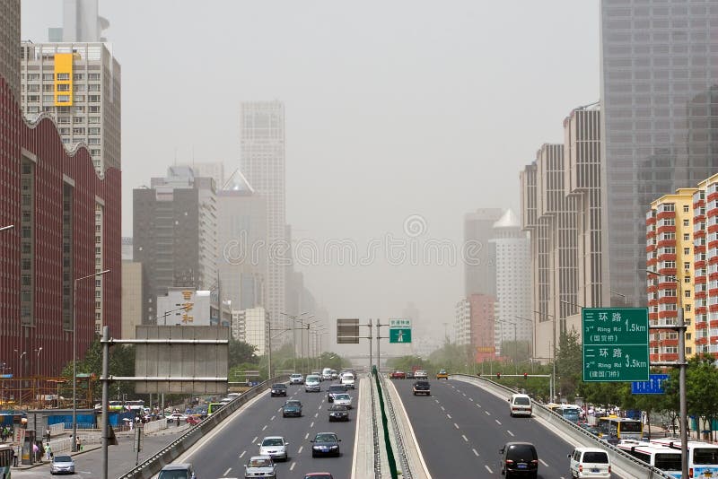 Vie di Pechino in tempesta di polvere
