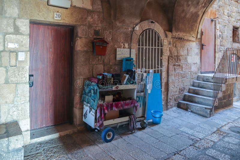 Vie silenziose di Gerusalemme Un trasporto con i supporti di libri religiosi nel quarto ebreo vicino ad una parete nella vecchia