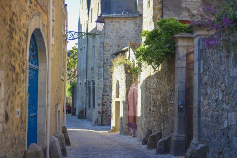 Vie strette dalle pietre per lastricati con le pietre medievali per le cocchiere immagini stock libere da diritti Vie strette dalle pietre per lastricati con le pietre medievali per le cocchiere immagini stock libere da diritti