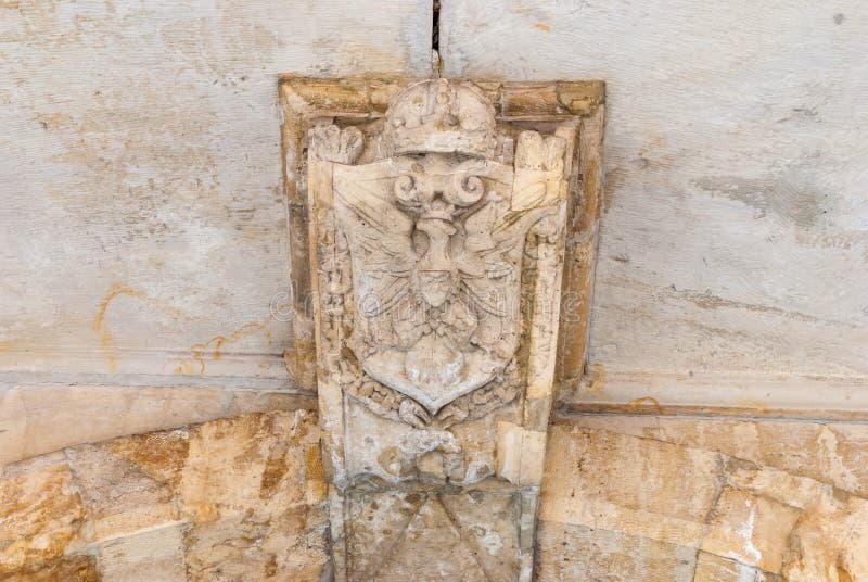 Vieil aigle polonais Symbole national sur le mur en pierre images libres de droits Vieil aigle polonais Symbole national sur le mur en pierre images libres de droits