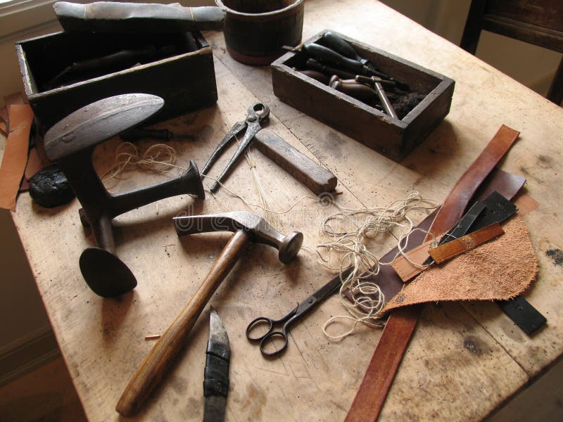 Vieux outils du cordonnier photo stock. Image du cuir - 43895460