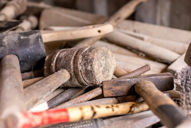 Vieil atelier traditionnel avec beaucoup d'outils image stock Vieil atelier traditionnel avec beaucoup d'outils image stock