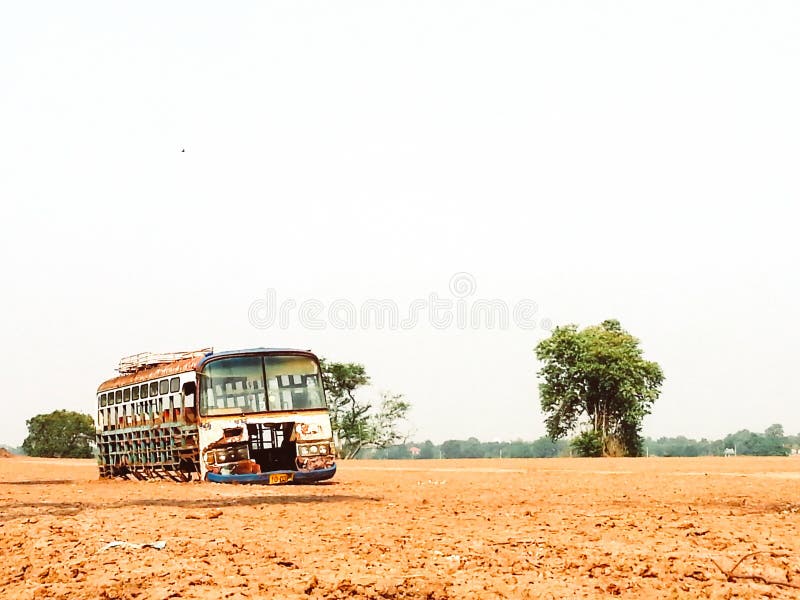 Vieil autobus abandonné dans un vieil autobus scolaire de champ vide dans le domaine avec des arbres personne fond de cru image libre de droits Vieil autobus abandonné dans un vieil autobus scolaire de champ vide dans le domaine avec des arbres personne fond de cru image libre de droits