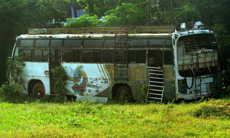 Vieil autobus abandonné dans une cour de pays photographie stock libre de droits