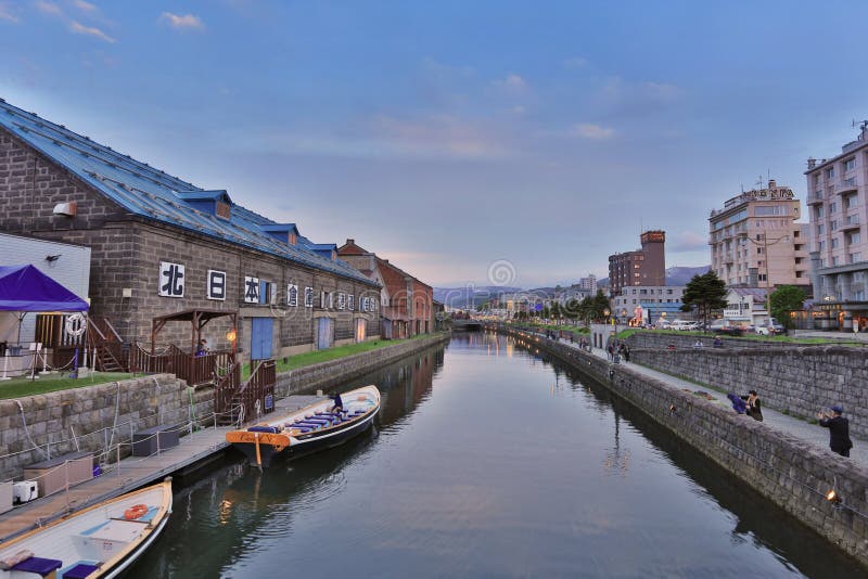 Vieil entrepôt le long de canal d'Otaru, point de repère célèbre images stock Vieil entrepôt le long de canal d'Otaru, point de repère célèbre images stock