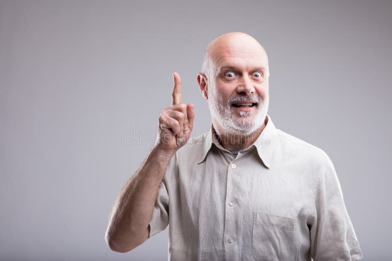 Vieil homme ayant une grande GRANDE idée image stock Vieil homme ayant une grande GRANDE idée image stock