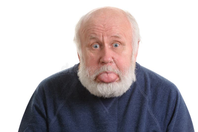 Vieil homme collant sa langue d'isolement sur le blanc photo libre de droits Vieil homme collant sa langue d'isolement sur le blanc photo libre de droits