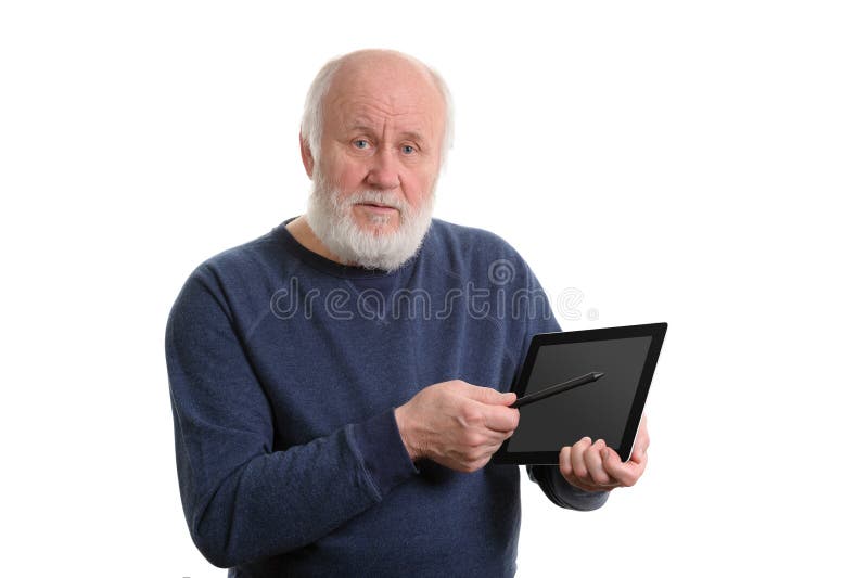 Vieil homme drôle utilisant la tablette d'isolement sur le blanc photo stock Vieil homme drôle utilisant la tablette d'isolement sur le blanc photo stock