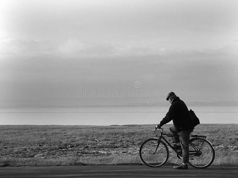 Vieil homme et bicyclette image stock Vieil homme et bicyclette image stock