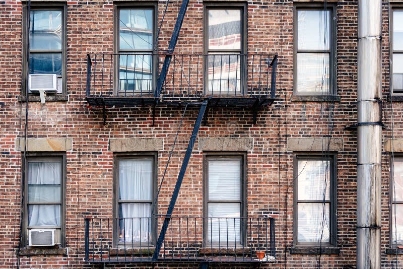 Vieil immeuble de brique avec les balcons et la sortie de secours photos stock Vieil immeuble de brique avec les balcons et la sortie de secours photos stock