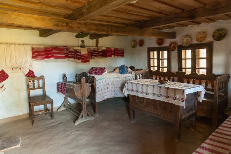 Vieil intérieur de la hutte ukrainienne photographie stock Vieil intérieur de la hutte ukrainienne photographie stock