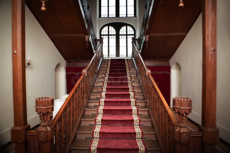 Vieil intérieur de palais - escaliers en bois