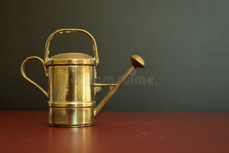 Vieil outil de boîte d'arrosage de cru devant le fond noir photos stock Vieil outil de boîte d'arrosage de cru devant le fond noir photos stock