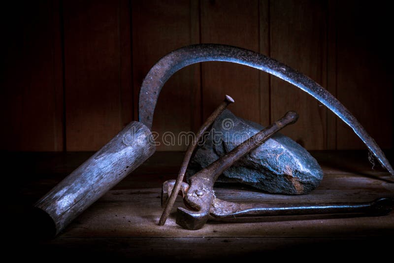 Vieil outil rouillé dans la chambre noire, endroit totalement sombre, jouant avec des lumières, vieille substance, Serbe, roche, photographie stock libre de droits Vieil outil rouillé dans la chambre noire, endroit totalement sombre, jouant avec des lumières, vieille substance, Serbe, roche, photographie stock libre de droits