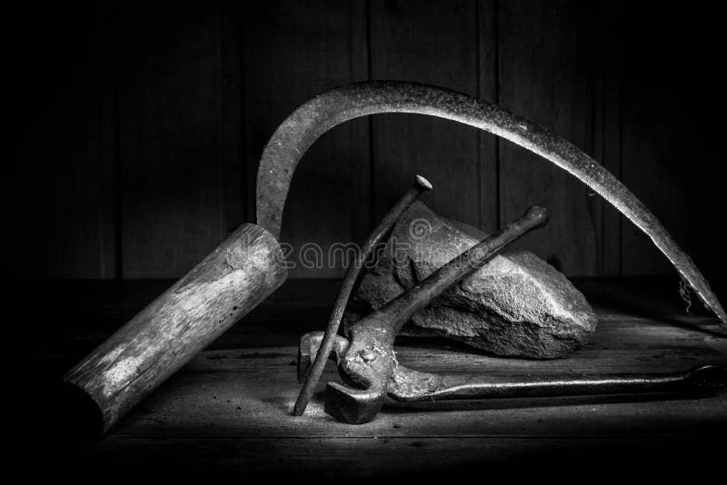Vieil outil rouillé dans la chambre noire, endroit totalement sombre, jouant avec des lumières, vieille substance, Serbe, roche, photos stock Vieil outil rouillé dans la chambre noire, endroit totalement sombre, jouant avec des lumières, vieille substance, Serbe, roche, photos stock