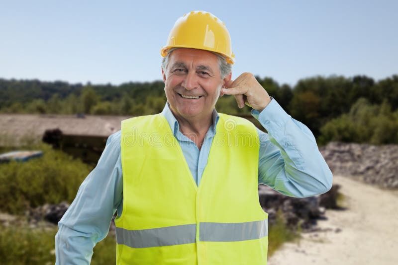 Vieil Ouvrier Du Bâtiment En Tenue De Travail Geste D'appel Souriant Image  stock - Image du travail, geste: 214722451