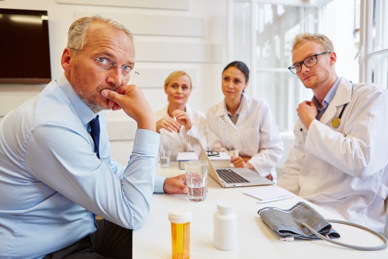 Vieillard comme patient en consultation image libre de droits Vieillard comme patient en consultation image libre de droits