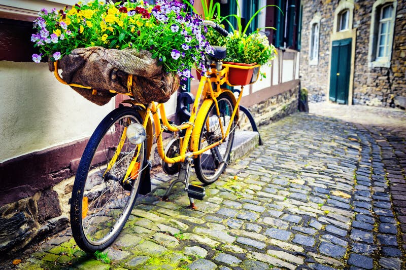 bicyclette ancienne rouge avec des fleurs