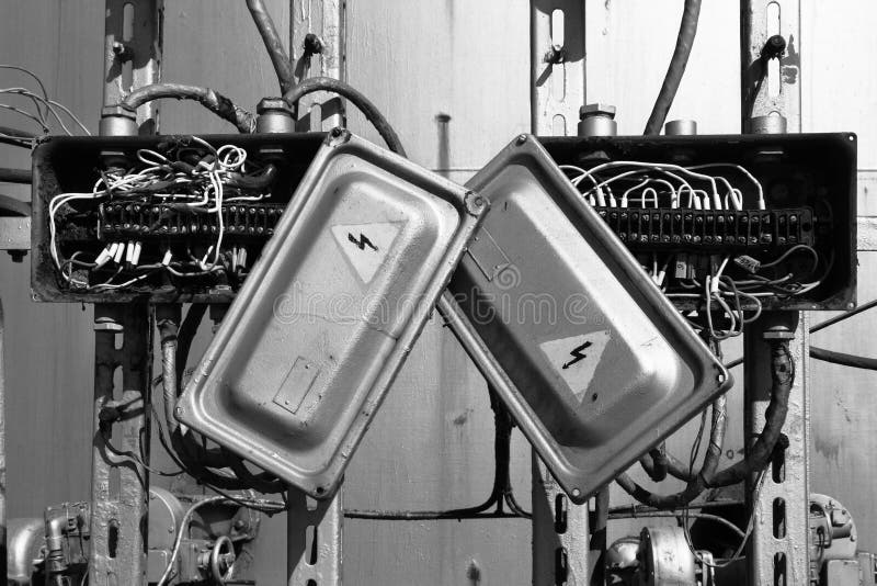 Vieille boîte électrique rouillée de transformateur avec des fils photographie stock Vieille boîte électrique rouillée de transformateur avec des fils photographie stock