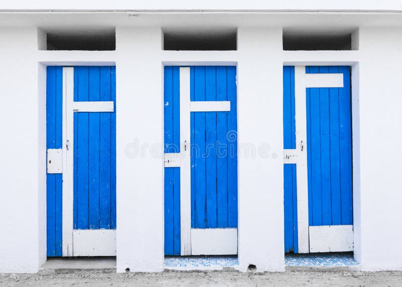 Vieille carlingue se baignante avec les portes en bois bleues image libre de droits Vieille carlingue se baignante avec les portes en bois bleues image libre de droits