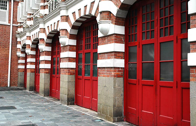 Download Vieille Caserne De Pompiers Photo stock - Image du entrée, hublot: 91892