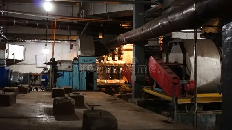 Vieille chambre de ventilation en soute abandonnée Équipement rouillé de ventilation de filtre clips vidéos
