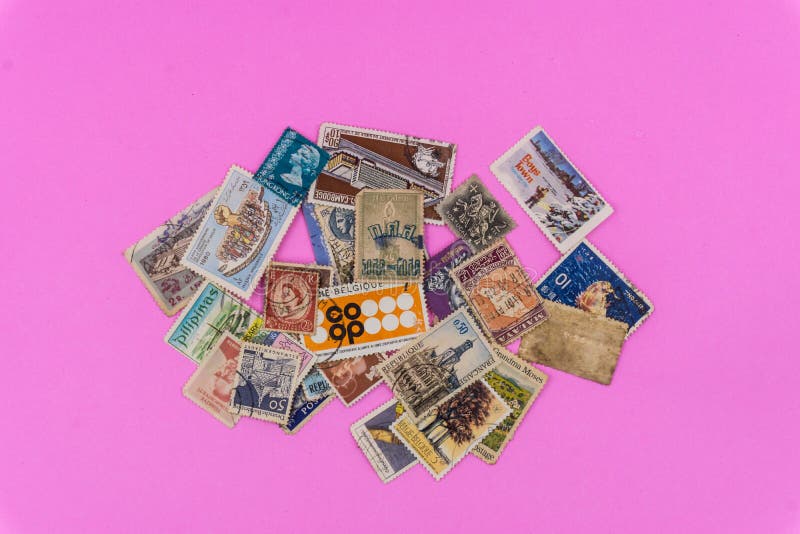 Vieille collection de timbres multi de nation sur le fond rose photo stock Vieille collection de timbres multi de nation sur le fond rose photo stock