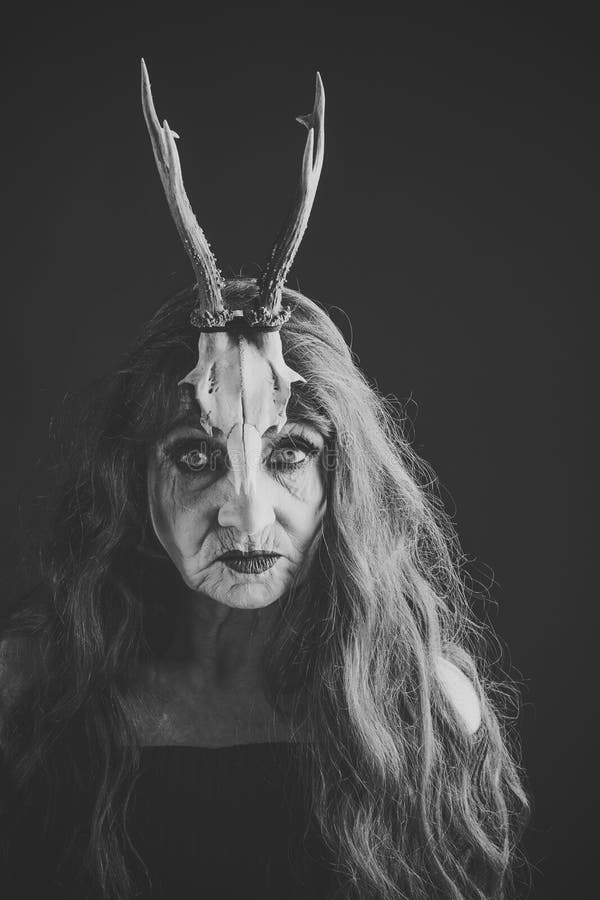 Vieille dame de Halloween avec la bougie et l'andouiller photo stock Vieille dame de Halloween avec la bougie et l'andouiller photo stock