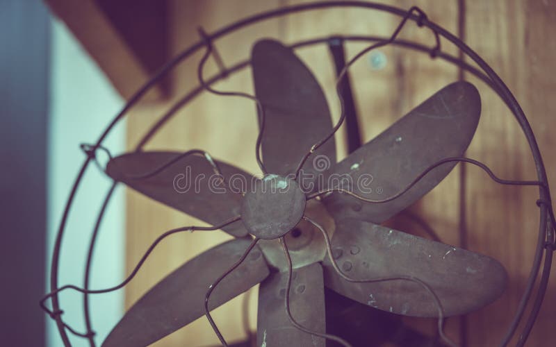 Vieille fan en métal sur la table image libre de droits Vieille fan en métal sur la table image libre de droits