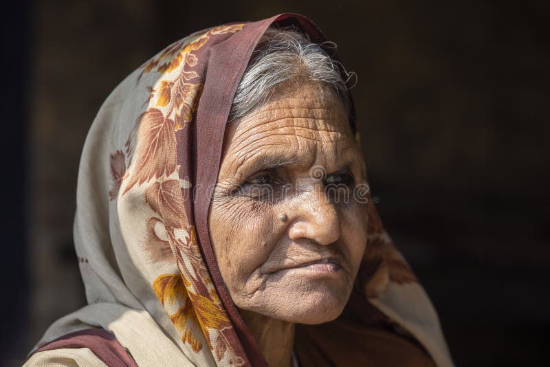 Vieille femme de mendiant de portrait sur la rue à Varanasi, uttar pradesh, Inde images libres de droits Vieille femme de mendiant de portrait sur la rue à Varanasi, uttar pradesh, Inde images libres de droits