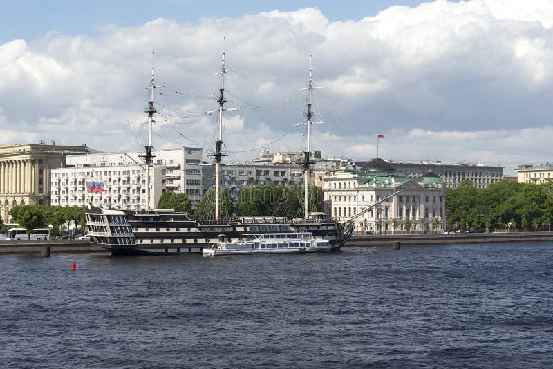 Vieille frégate sur le bord de mer à St Petersburg, Russie photo stock Vieille frégate sur le bord de mer à St Petersburg, Russie photo stock