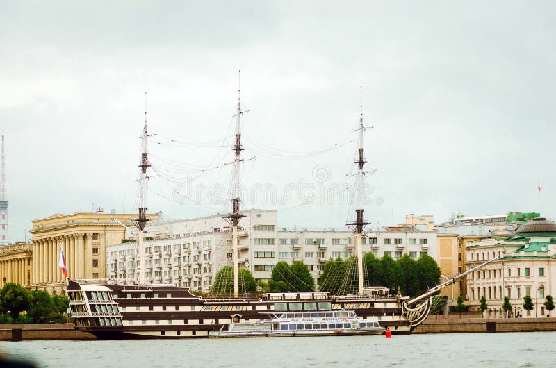 Vieille frégate à St Petersburg Attractions pour des touristes images stock Vieille frégate à St Petersburg Attractions pour des touristes images stock