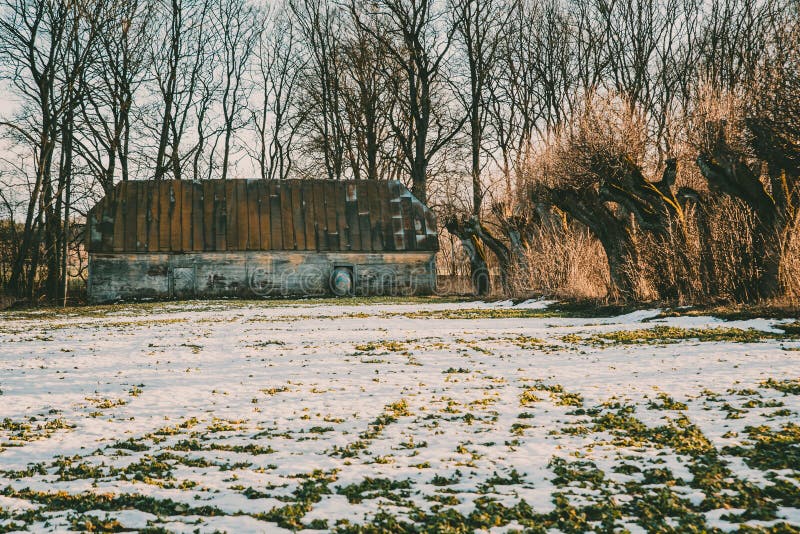 Vieille grange cassée et abandonnée en bois en hiver photos stock Vieille grange cassée et abandonnée en bois en hiver photos stock