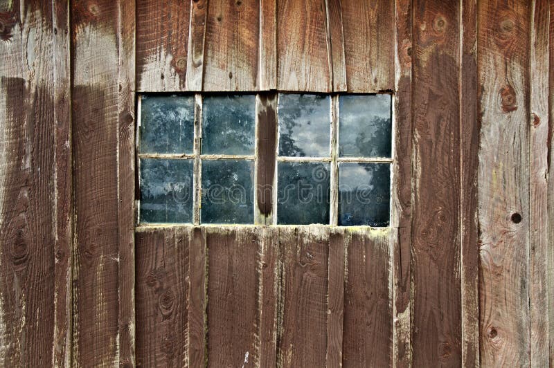Vieille grange en bois avec double Windows photos libres de droits Vieille grange en bois avec double Windows photos libres de droits