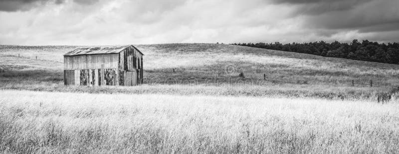 Vieille grange en métal dans un domaine B&W image libre de droits Vieille grange en métal dans un domaine B&W image libre de droits