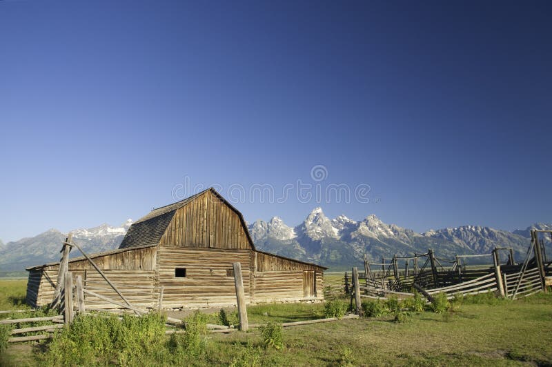 Vieille grange mormone au Wyoming près des tetons photo libre de droits Vieille grange mormone au Wyoming près des tetons photo libre de droits