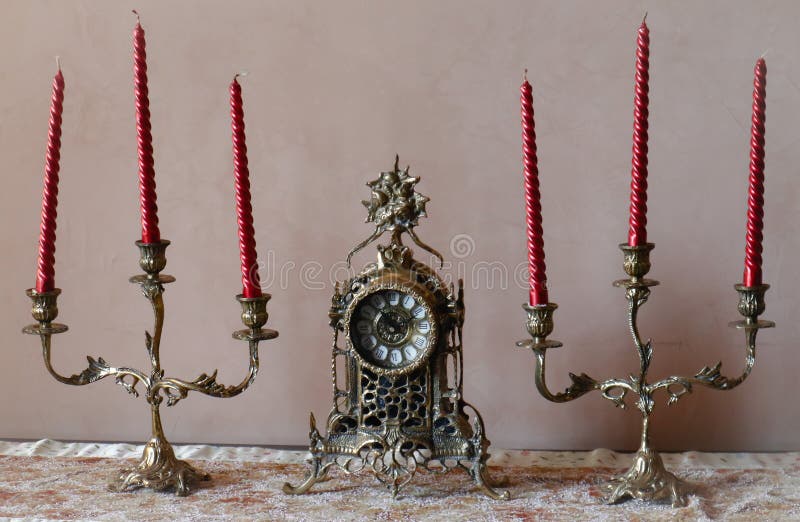 Vieille horloge et bougies rouges métallique