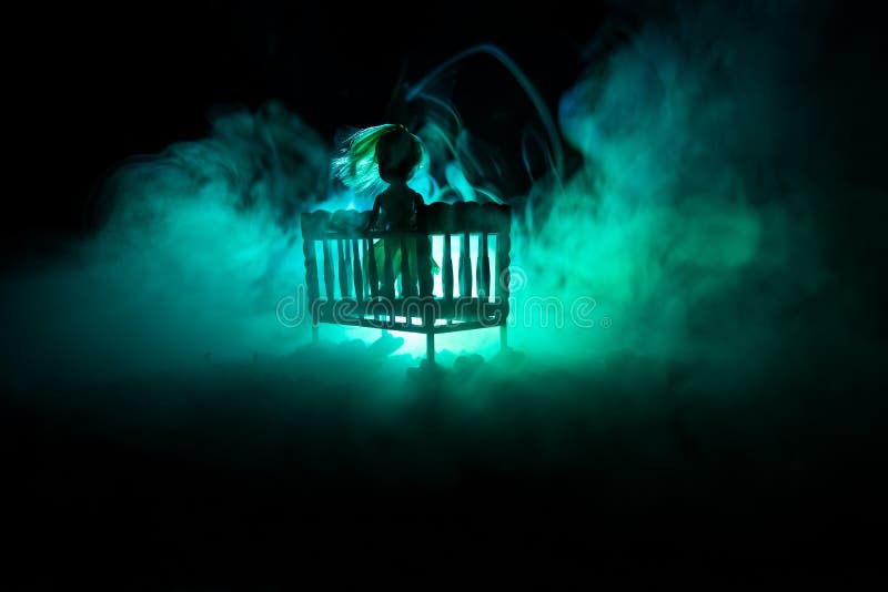 Vieille huche en bois mystérieuse rampante de bébé à l'arrière-plan brumeux modifié la tonalité foncé Concept d'horreur Silhouett photographie stock Vieille huche en bois mystérieuse rampante de bébé à l'arrière-plan brumeux modifié la tonalité foncé Concept d'horreur Silhouett photographie stock